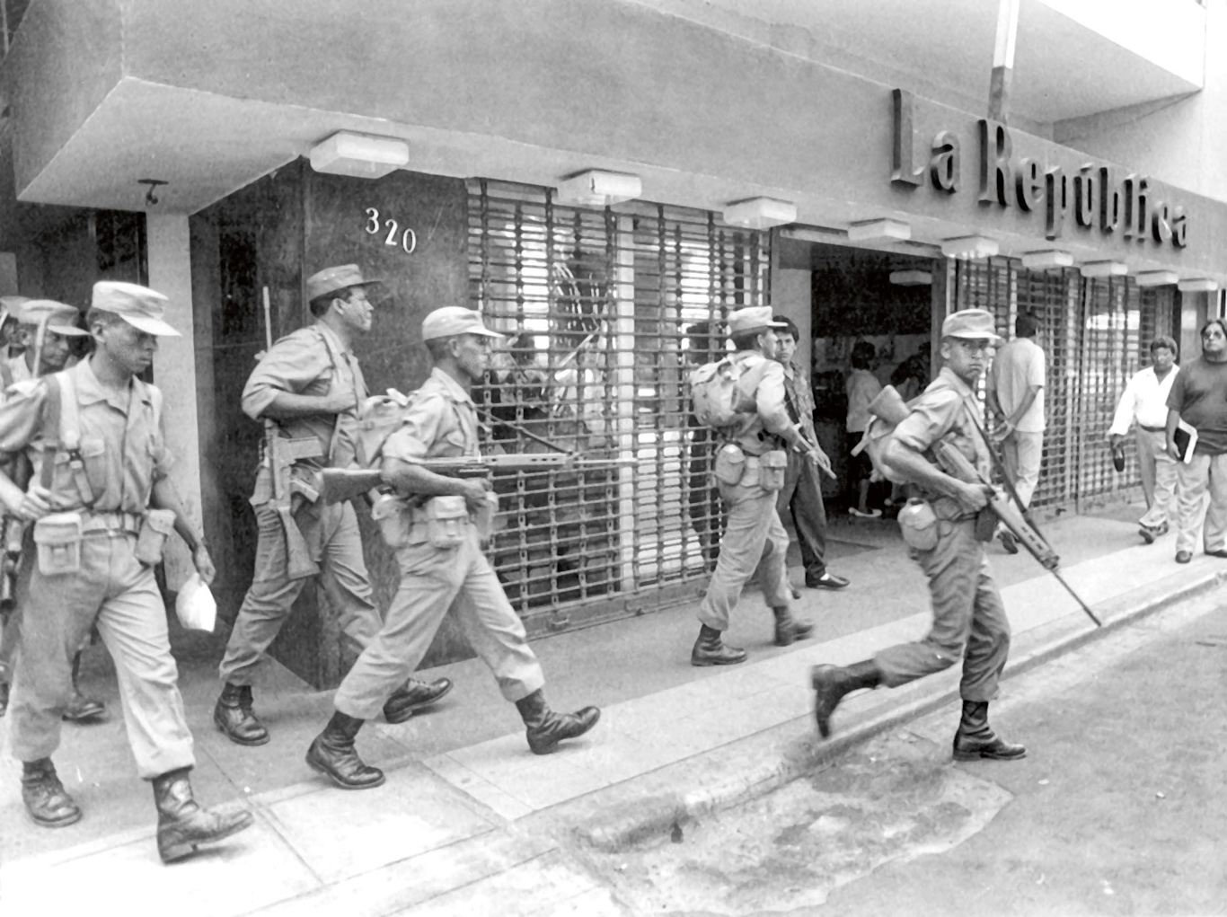 Militares en la puerta del diario <em>La República</em> tras el golpe del 5 de abril de 1992.